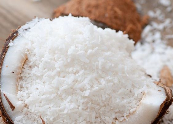 Kokosnuss geöffnet und gerieben