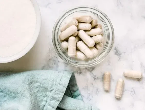 voedingssupplementen in een doos met tafelbeige kleuren