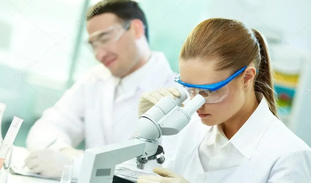scientifique de laboratoire avec un homme et une femme regardant au microscope