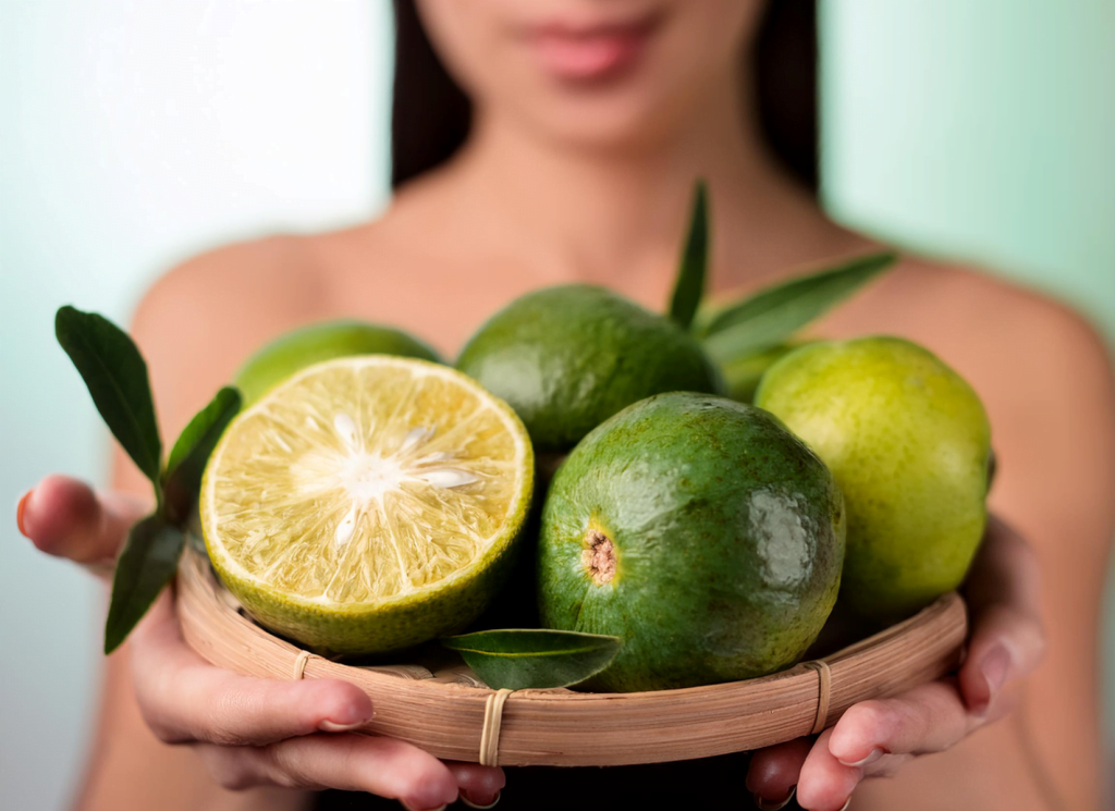 fruit de feijoa feiolix dans une tasse naturelle avec une femme le portant