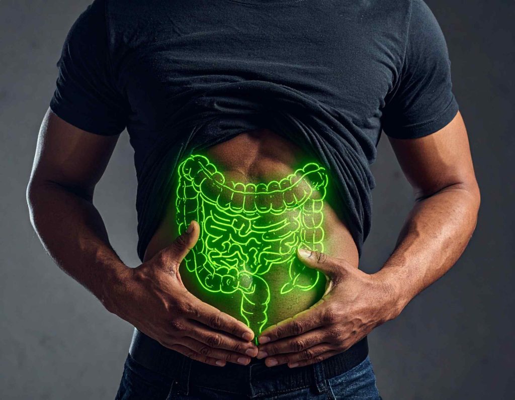 man met een blauw t-shirt met daarop een afbeelding van darmgezondheid met een groene neontekening