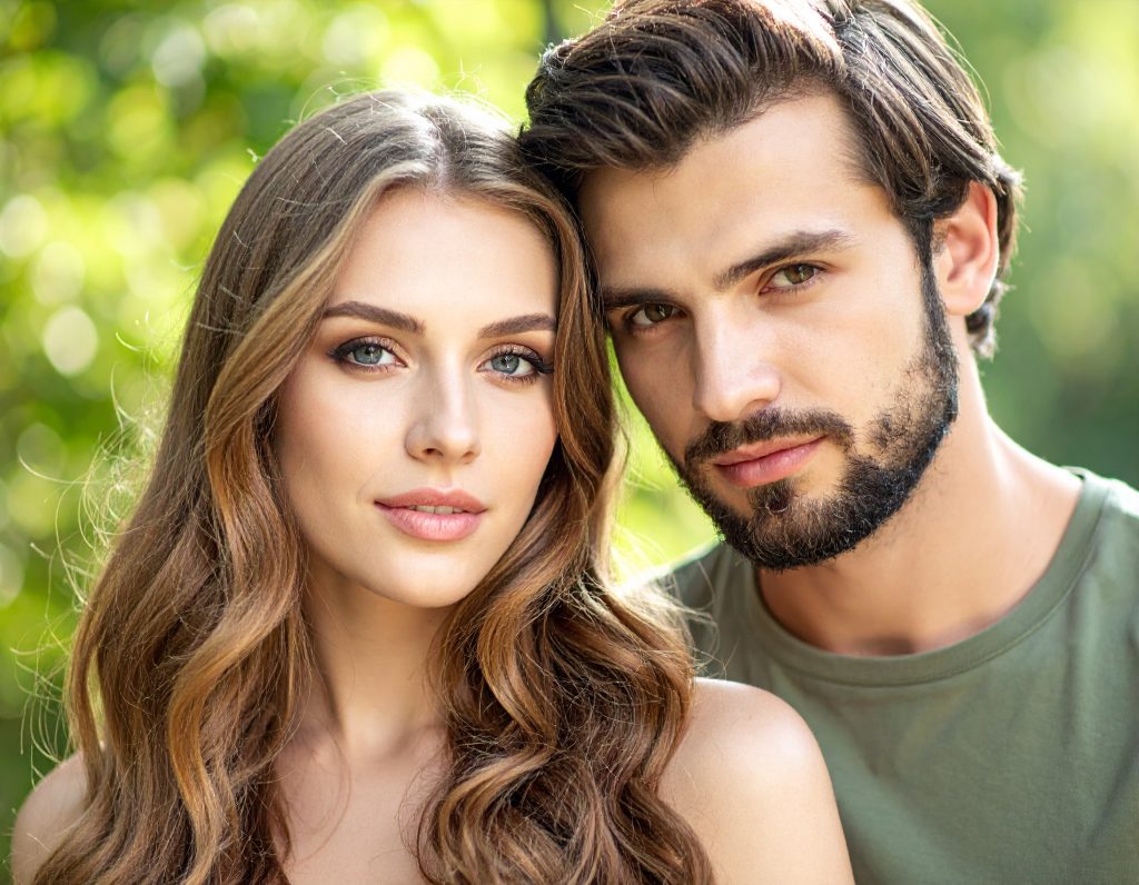 prodotti finiti per la cura dei capelli uomini e donne in un ambiente naturale con capelli bellissimi
