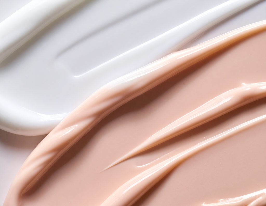 prodotti cosmetici finiti_tracce crema cosmetica in macro zoom beige, bianco, rosa pallido