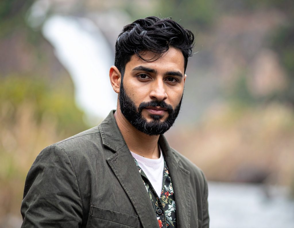 barba_ritratto di un uomo con una bella barba con un affetto poetico e naturale