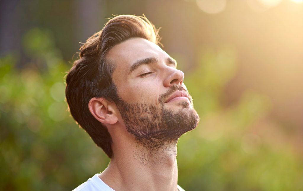 l'homme dans la nature respire profondément avec les poumons dilatés et les yeux fermés
