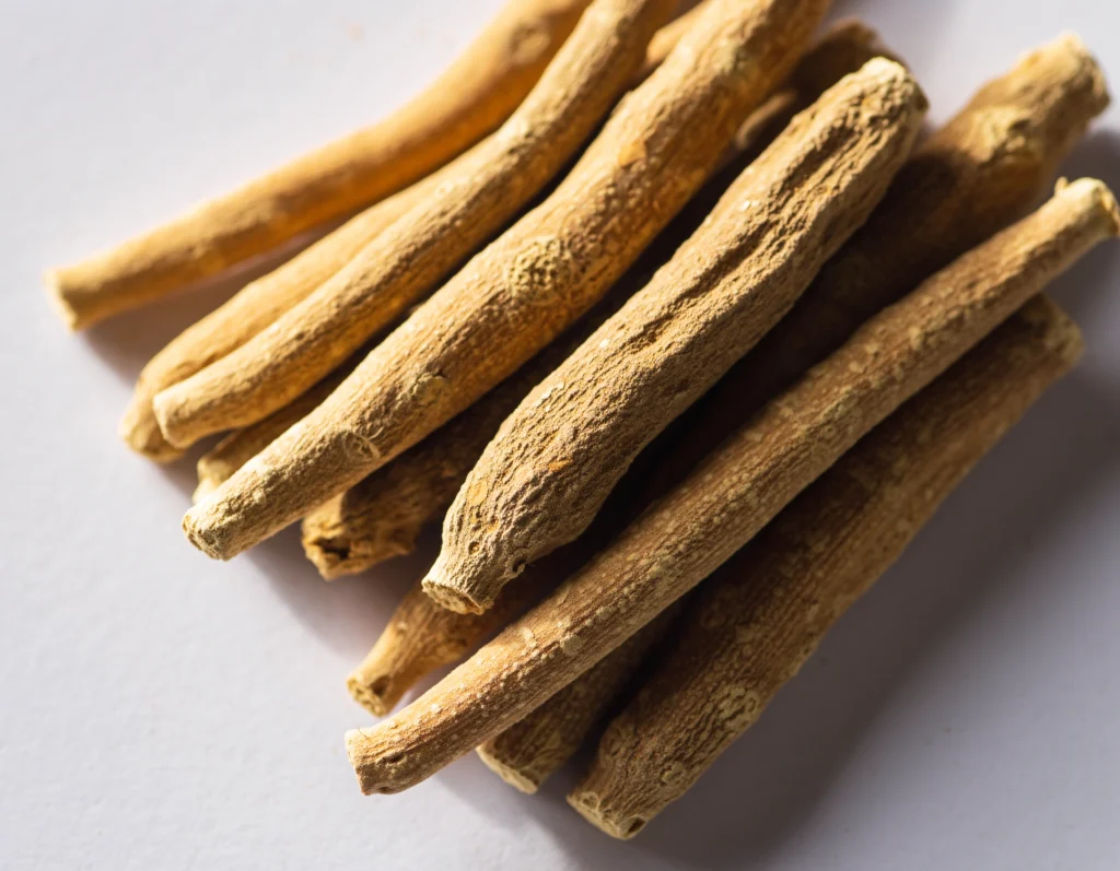 ashwagandha racines photo sur fond blanc