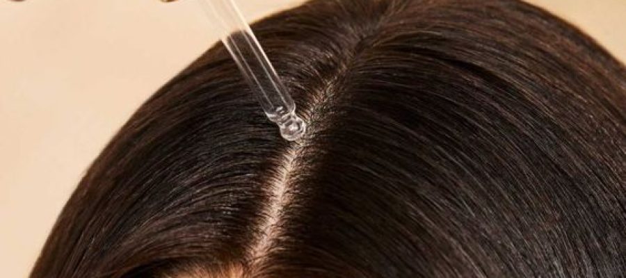 Mujer de cabello con loción en sus raíces de keratina