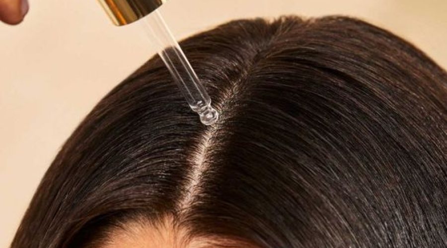 Haare Frau mit Lotion auf ihren Wurzeln Keratin