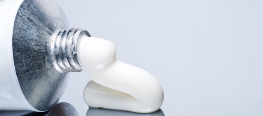 Primo piano di un tubetto di crema in metallo