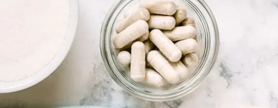 integratori alimentari in scatola con tabella colori beige