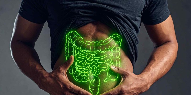 Mann mit einem blauen T-Shirt, das die Darmgesundheit mit einer grünen Neonzeichnung zeigt
