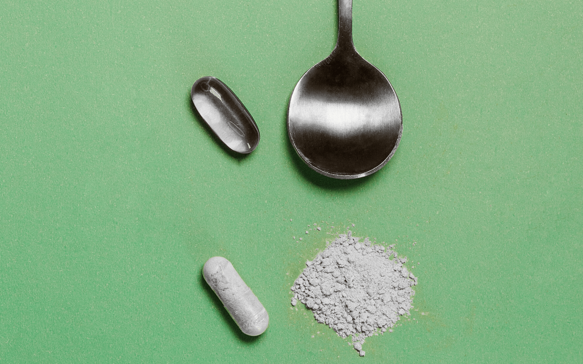 cuillère contenant du gel et de la poudre de complément alimentaire