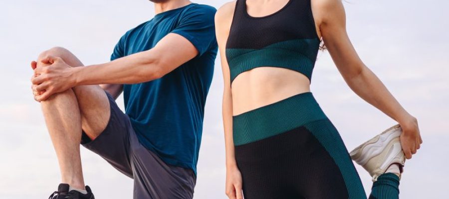 Deporte conjunto carrera hombre y mujer estiramiento