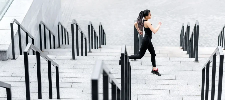 Frau läuft mit Schritten auf der Straße